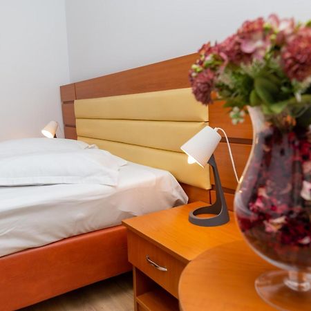 Hotel Sir Colentina Bucarest Esterno foto