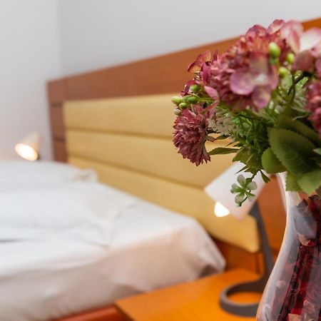 Hotel Sir Colentina Bucarest Esterno foto