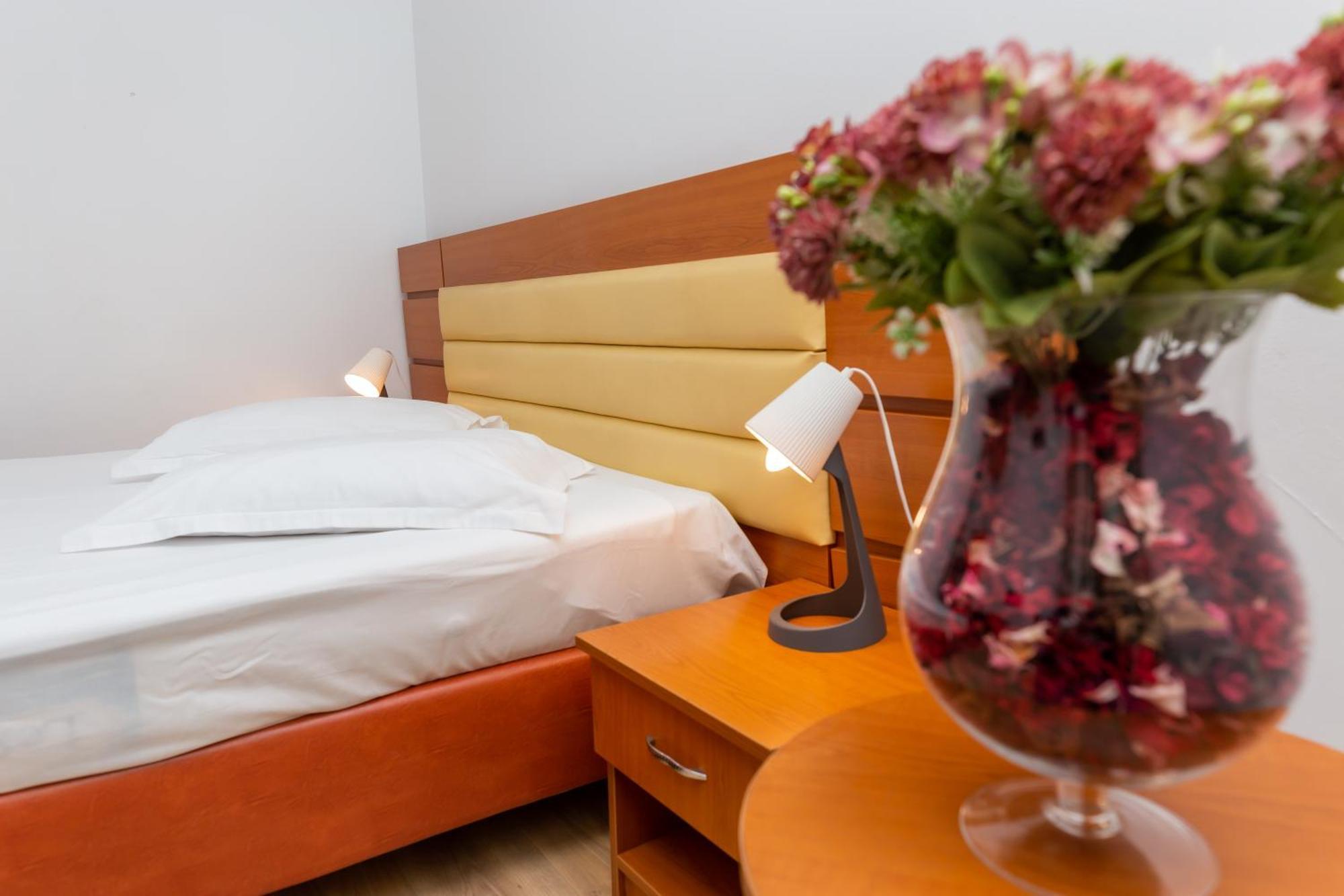 Hotel Sir Colentina Bucarest Esterno foto