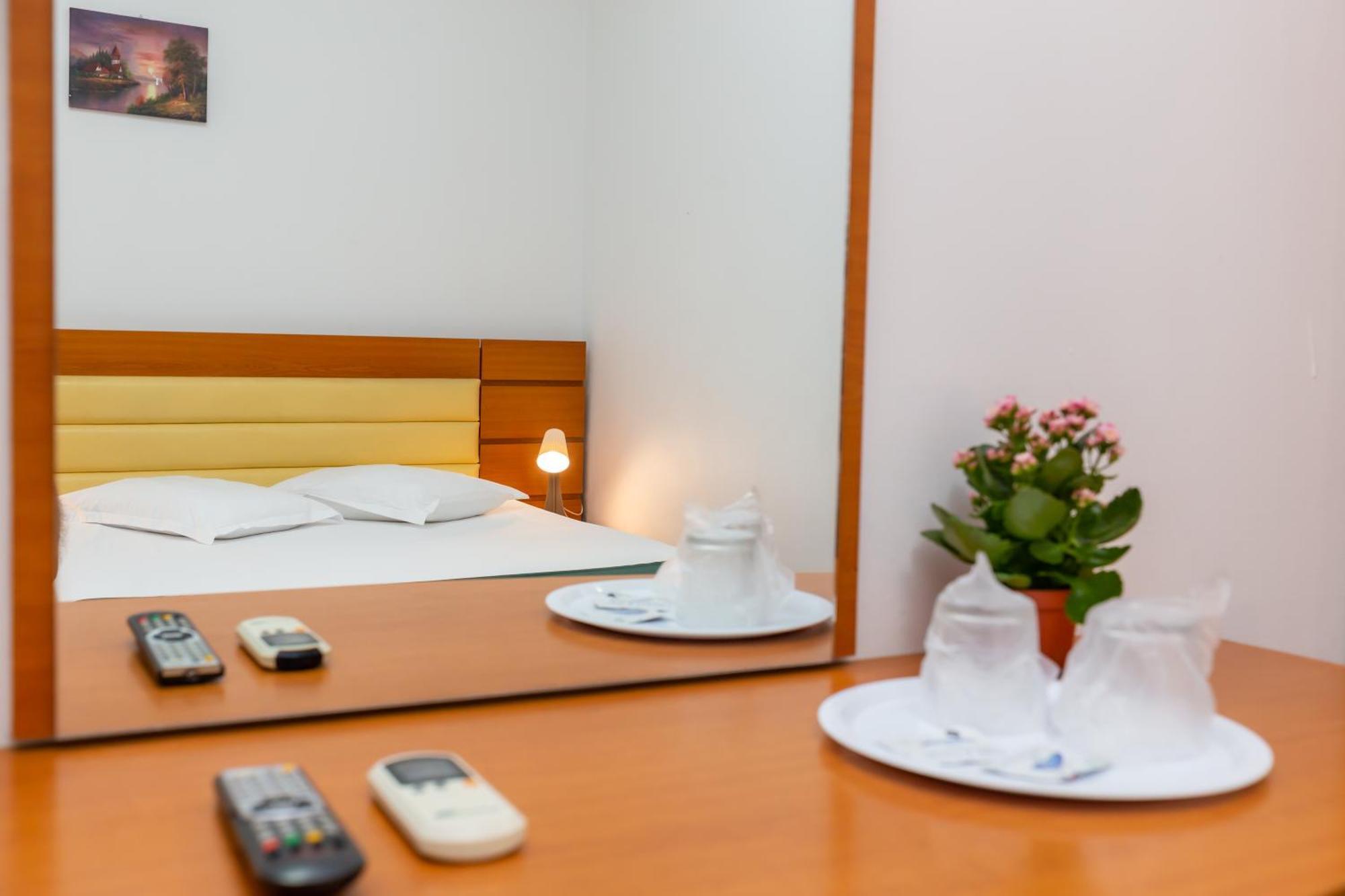 Hotel Sir Colentina Bucarest Esterno foto