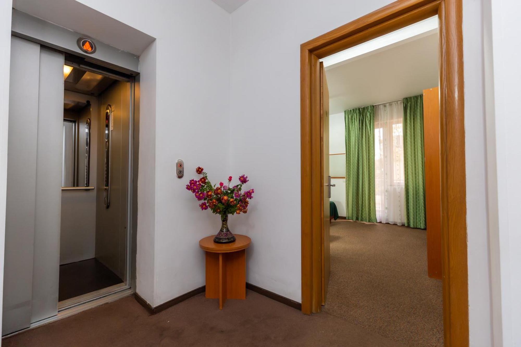 Hotel Sir Colentina Bucarest Esterno foto