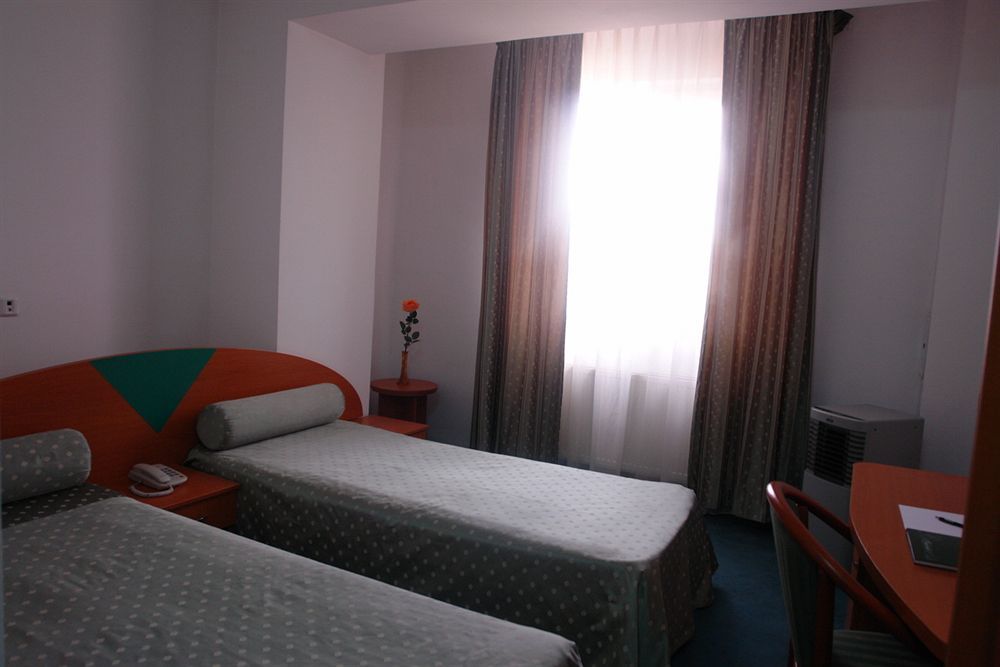 Hotel Sir Colentina Bucarest Esterno foto