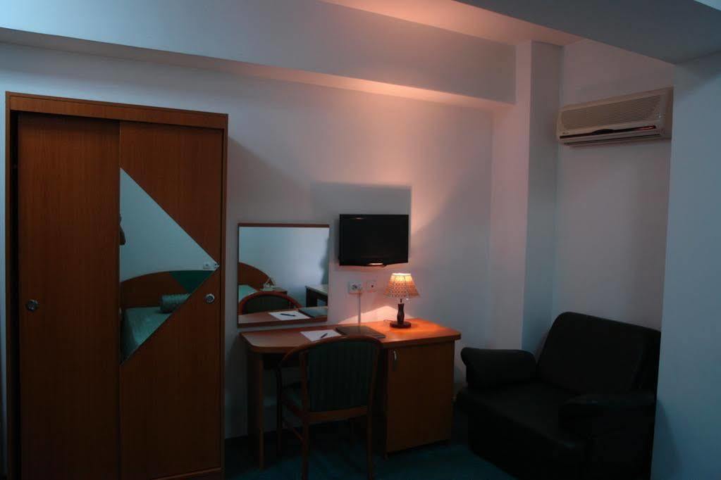 Hotel Sir Colentina Bucarest Esterno foto